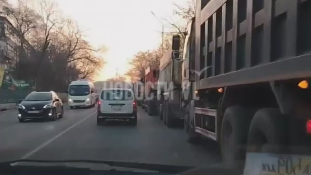 Затор из-за припаркованных вдоль дороги самосвалов собирается уже второй день на Снеговой по направлению к Дальхимпрому
