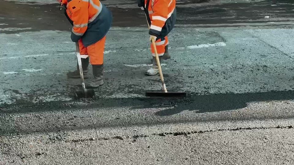 Вчера бригады городской службы заасфальтировали одну из полос на съезде с проспекта в сторону автовокзала (рядом с вертолетом), а также проезжую часть в районе Депутатской аллеи