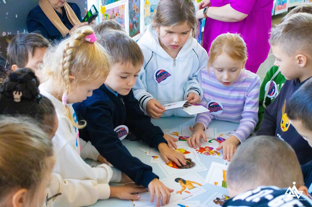 Праздник улыбок и открытий: первоклассники Владивостока поучаствовали в веселой игре Праздник улыбок и открытий: первоклассники Владивостока поучаствовали в веселой игре