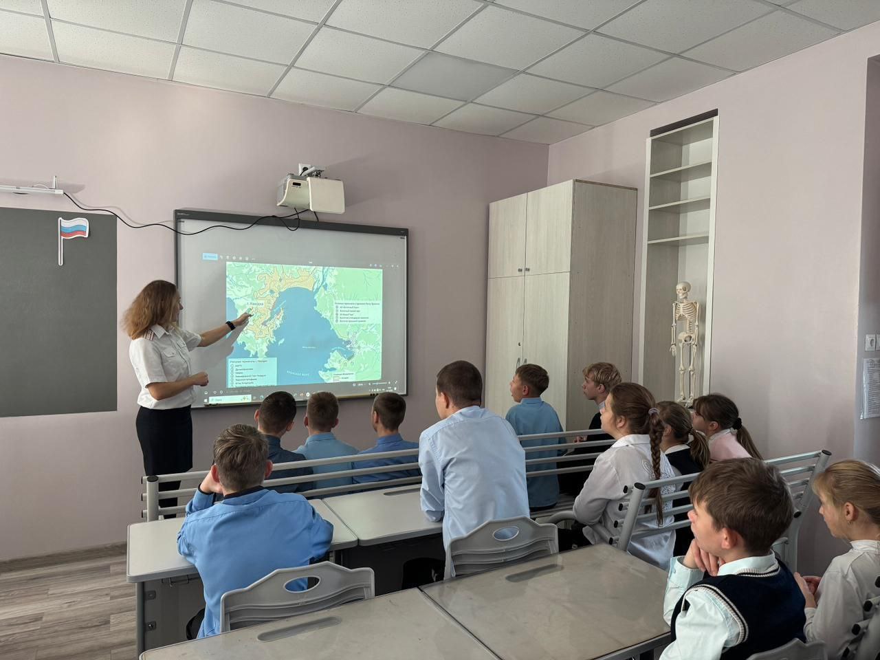 Сотрудники Находкинского ЛО МВД России на транспорте провели со школьниками познавательную беседу о терроризме Сотрудники Находкинского ЛО МВД России на транспорте провели со школьниками познавательную беседу о терроризме