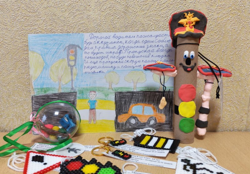 В Артеме Приморского края полицейские и общественники подвели итоги конкурса социальной рекламы «ПДД: взгляд из-за парты» В Артеме Приморского края полицейские и общественники подвели итоги конкурса социальной рекламы «ПДД: взгляд из-за парты»