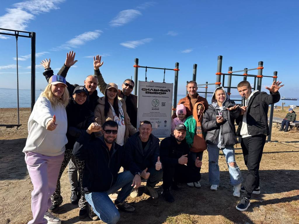 Новый спортивный комплекс с турниками, скамьями и брусьями открыли на пляже мыса Кунгасный