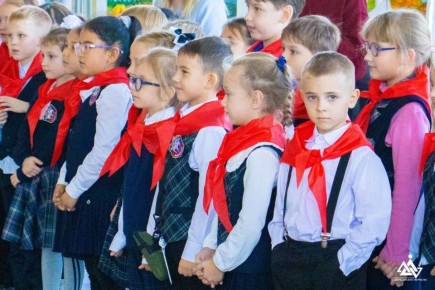 Праздник улыбок и открытий: первоклассники Владивостока поучаствовали в веселой игре