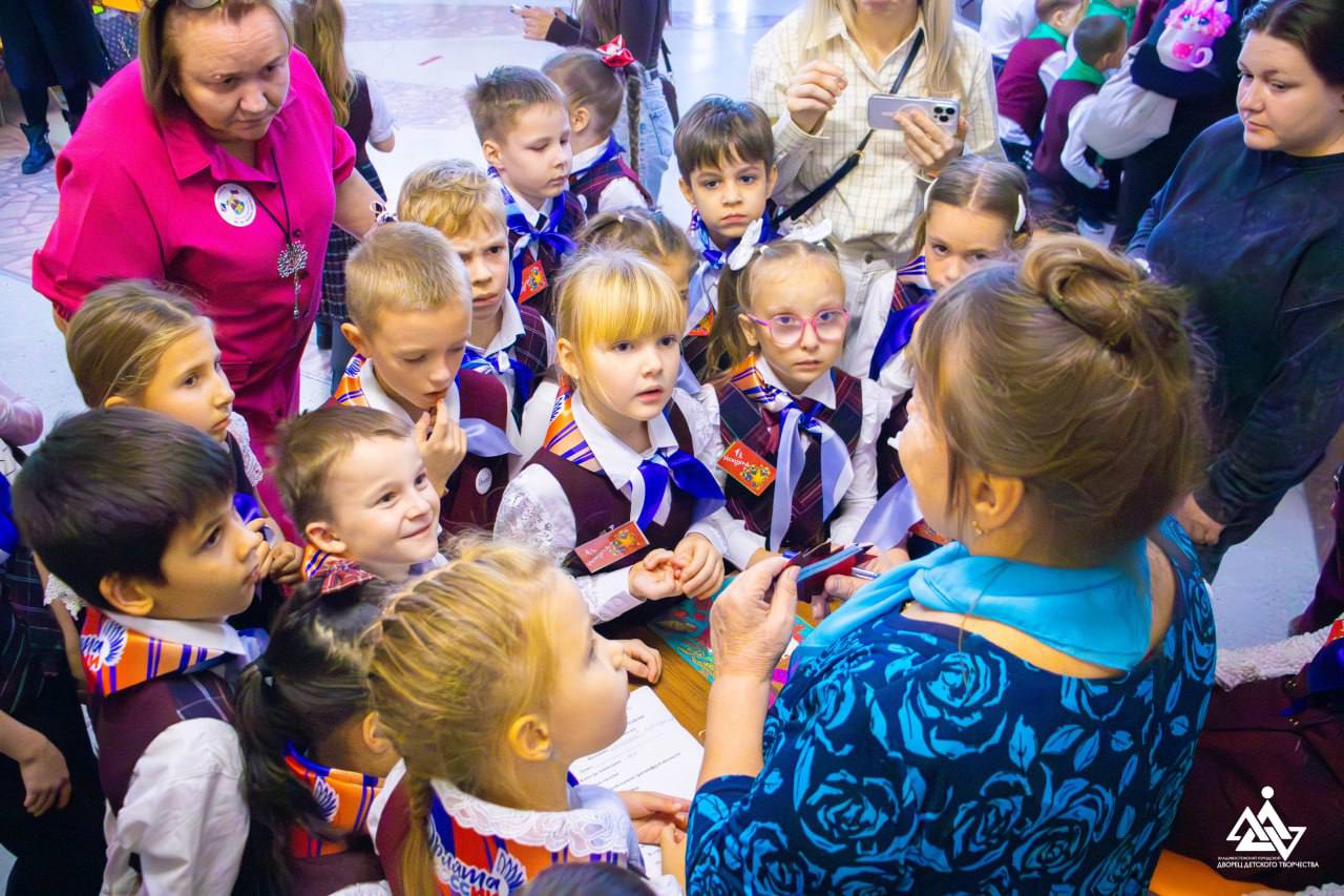 Праздник улыбок и открытий: первоклассники Владивостока поучаствовали в веселой игре Праздник улыбок и открытий: первоклассники Владивостока поучаствовали в веселой игре