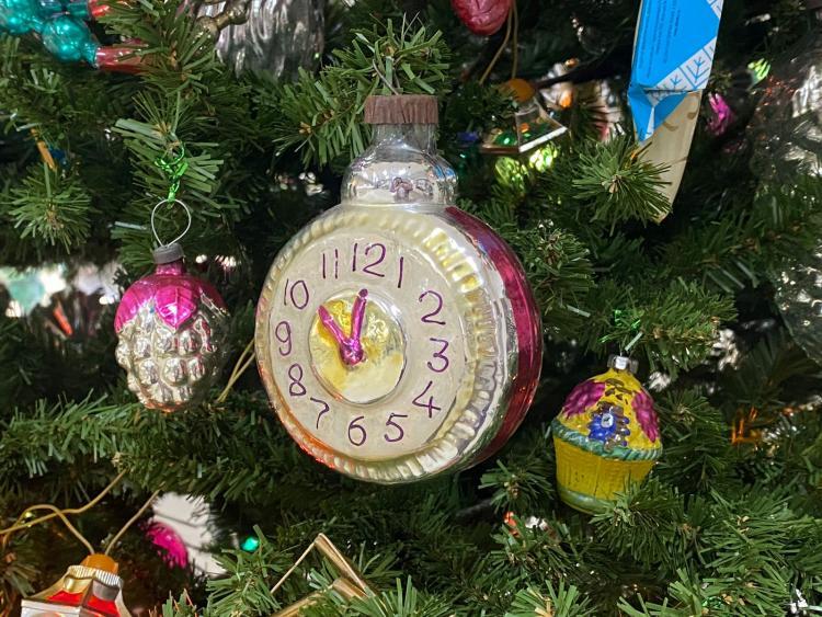 В преддверии Нового 2026 года в России наблюдается настоящий бум на советские елочные украшения