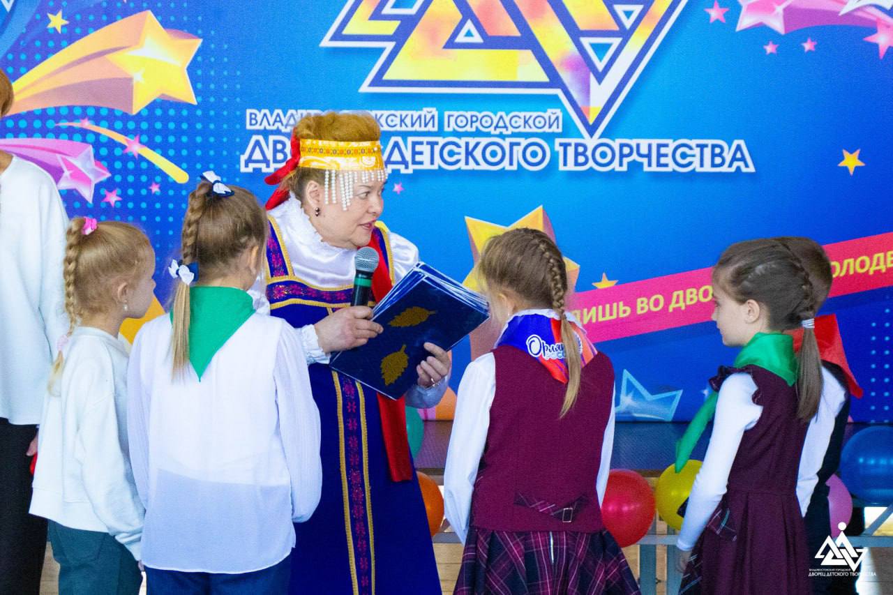 Праздник улыбок и открытий: первоклассники Владивостока поучаствовали в веселой игре Праздник улыбок и открытий: первоклассники Владивостока поучаствовали в веселой игре