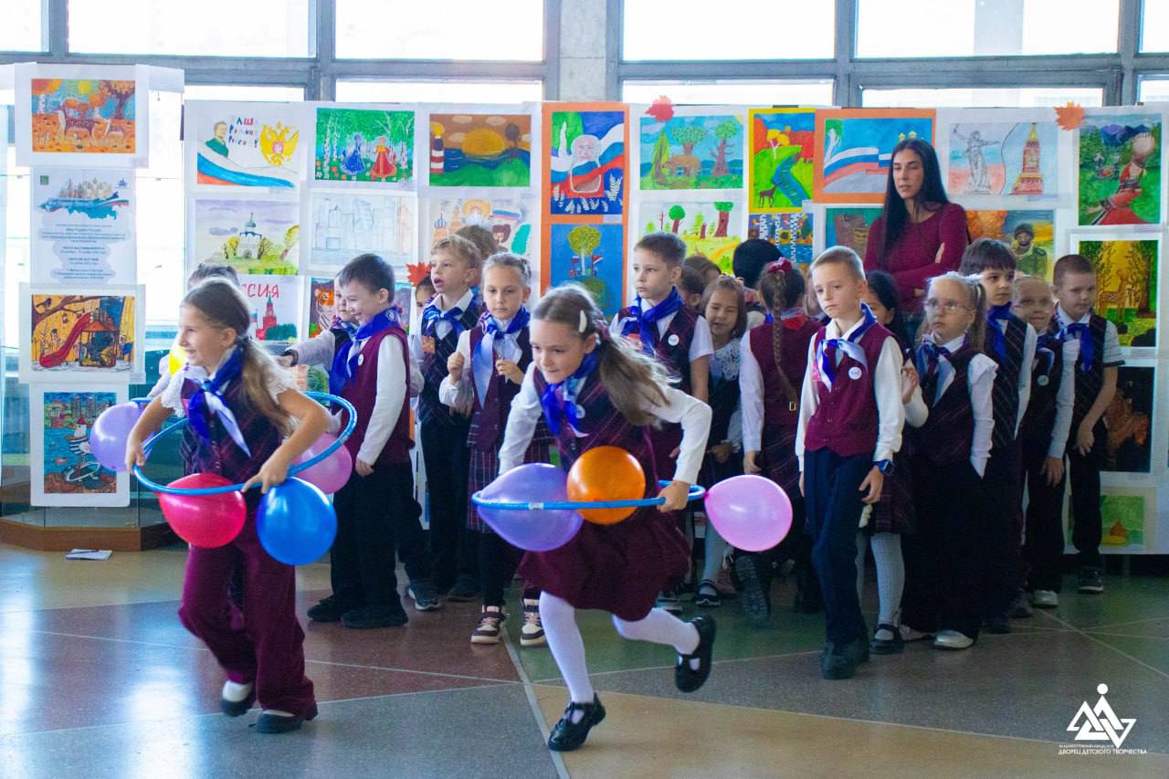 Праздник улыбок и открытий: первоклассники Владивостока поучаствовали в веселой игре Праздник улыбок и открытий: первоклассники Владивостока поучаствовали в веселой игре