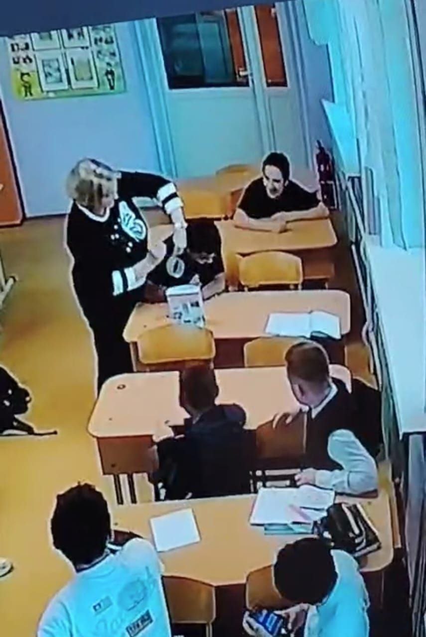 Замахнулась стулом и заклеила рот скотчем: учителя математики в Приморье подозревают в грубом обращении с детьми