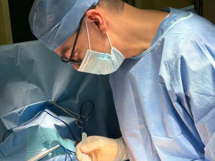 Жалоба на боль в ноге при ходьбе и дискомфорт под коленом привела 78-летнего жителя Владивостока в сосудистое отделение Клинической больницы № 2. Но за этими привычными для пожилого возраста симптомами скрывалась реальная...