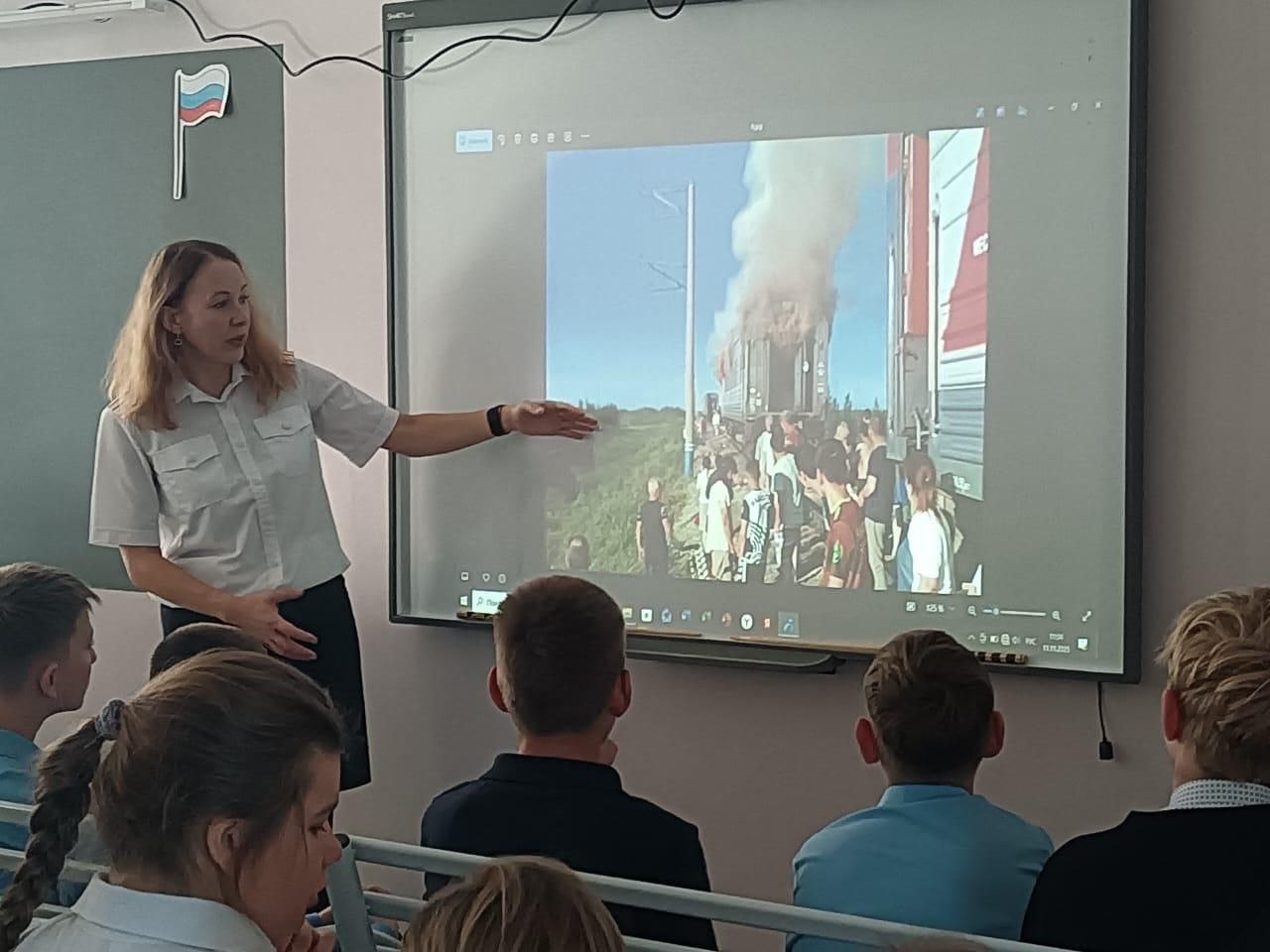 Сотрудники Находкинского ЛО МВД России на транспорте провели со школьниками познавательную беседу о терроризме Сотрудники Находкинского ЛО МВД России на транспорте провели со школьниками познавательную беседу о терроризме