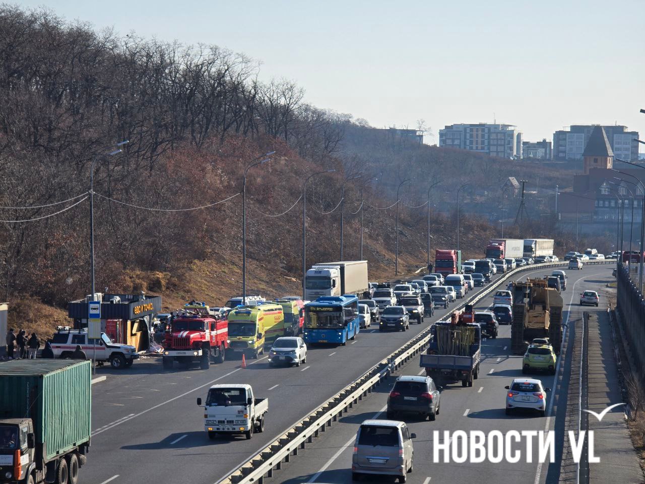 После аварии внутри пит-стопа возник небольшой пожар, его быстро потушили спасатели После аварии внутри пит-стопа возник небольшой пожар, его быстро потушили спасатели