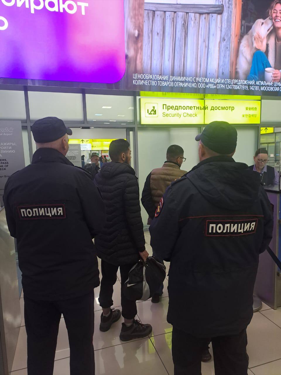 Приморская полиция депортировала за пределы России троих иностранцев, отбывших наказание