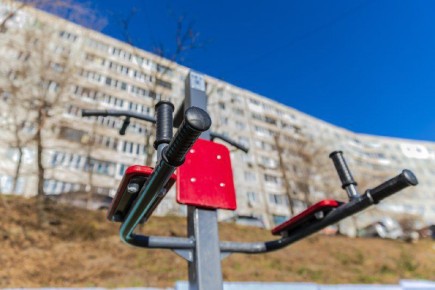 Константин Шестаков: На Адмирала Кузнецова, 80 завершают монтаж новой спортивной площадки