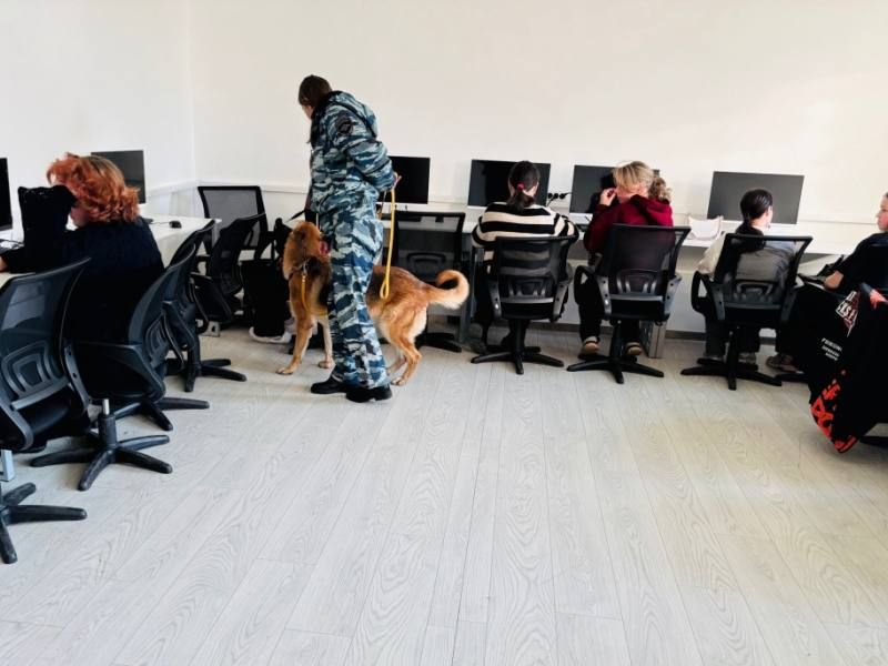 В Артеме Приморского края полицейские и общественники проводят антинаркотические мероприятия «Чистое поколение-2025» среди молодежи