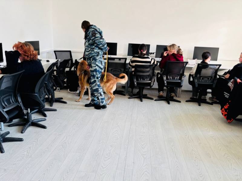 В Артеме Приморского края полицейские и общественники проводят антинаркотические мероприятия «Чистое поколение-2025» среди молодежи