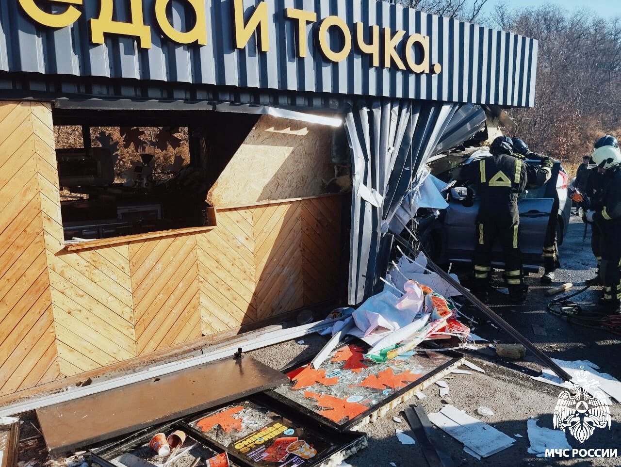 Иномарка на огромной скорости снесла придорожное кафе во Владивостоке, один челок погиб, несколько пострадали, сообщили в МЧС Иномарка на огромной скорости снесла придорожное кафе во Владивостоке, один челок погиб, несколько пострадали, сообщили в МЧС