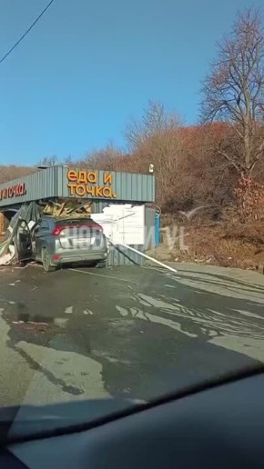 На Катерной в сторону Окатовой водитель за рулём Mitsubishi Eclipse Cross въехал в пит-стоп