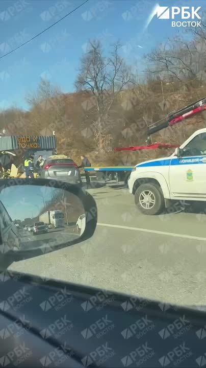 После ДТП с пит-стопом во Владивостоке, в результате которого погибла сотрудница точки питания, прокурор края Столяров поручил проверить всю придорожную инфраструктуру: от законности размещения до организации безопасных...