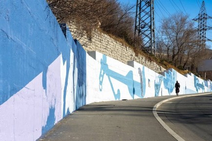 Первые элементы арт-объекта уже украшают подпорную стену в переулке Павленко