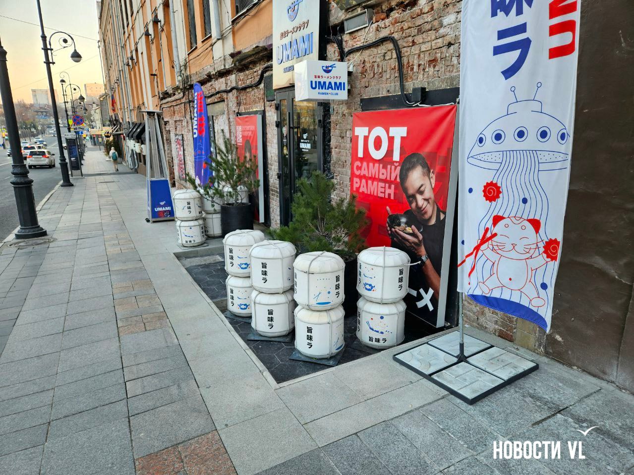 На месте снесённой пристройки к ресторану на Пограничной закончили благоустраивать тротуар