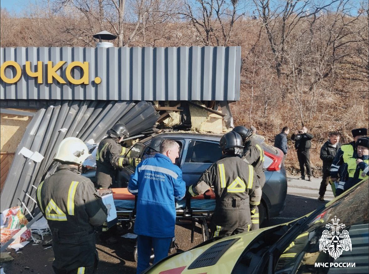 Иномарка на огромной скорости снесла придорожное кафе во Владивостоке, один челок погиб, несколько пострадали, сообщили в МЧС Иномарка на огромной скорости снесла придорожное кафе во Владивостоке, один челок погиб, несколько пострадали, сообщили в МЧС