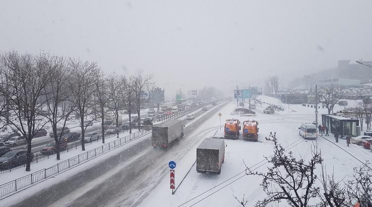 Автоэксперт Никита Родионов поделился рекомендациями для автомобилистов, которые не успели сменить летнюю резину на зимнюю