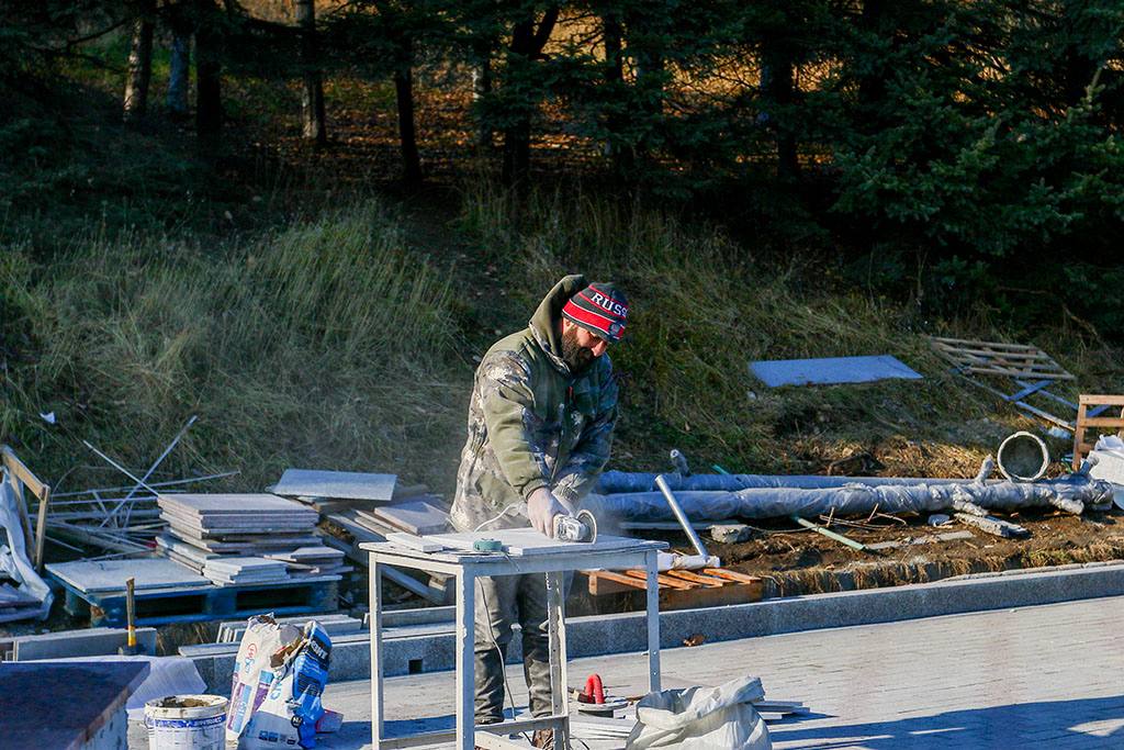 Общественные наблюдатели контролируют ход работ на мемориальных комплексах и в новом сквере Находки Общественные наблюдатели контролируют ход работ на мемориальных комплексах и в новом сквере Находки