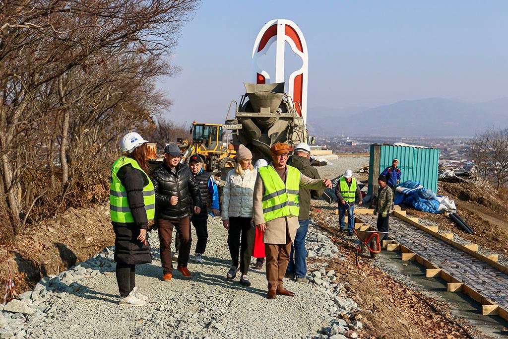 Общественные наблюдатели контролируют ход работ на мемориальных комплексах и в новом сквере Находки Общественные наблюдатели контролируют ход работ на мемориальных комплексах и в новом сквере Находки