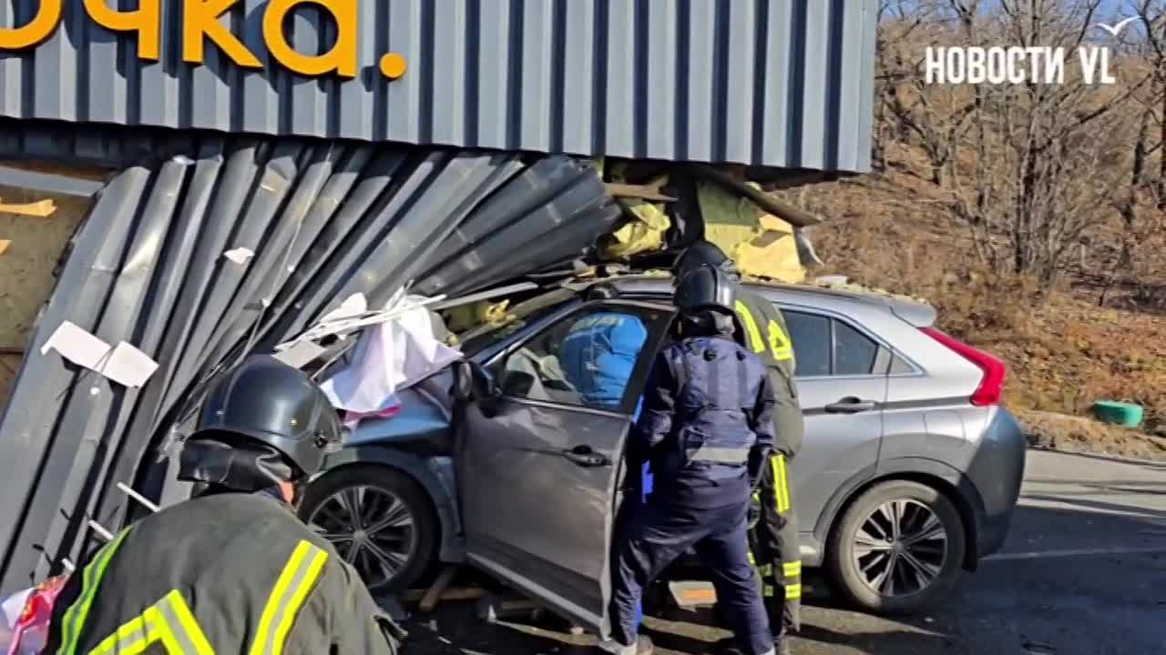 Машина на скорости влетела в павильон «Еда и точка» во Владивостоке