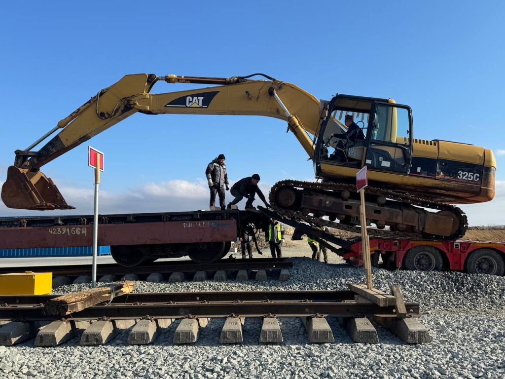 Экскаватор и фронтальный погрузчик для выполнения инженерных задач передали 155-й бригаде приморские компании