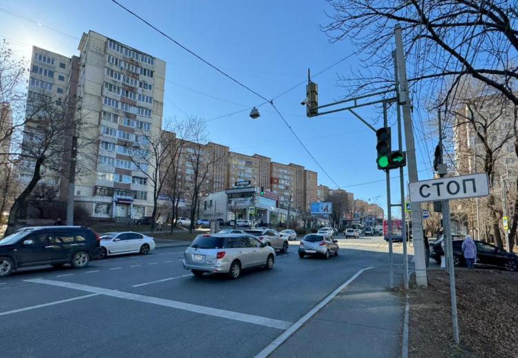 Светофор перенастроили на перекрестке улицы Амурской и Океанского проспекта во Владивостоке