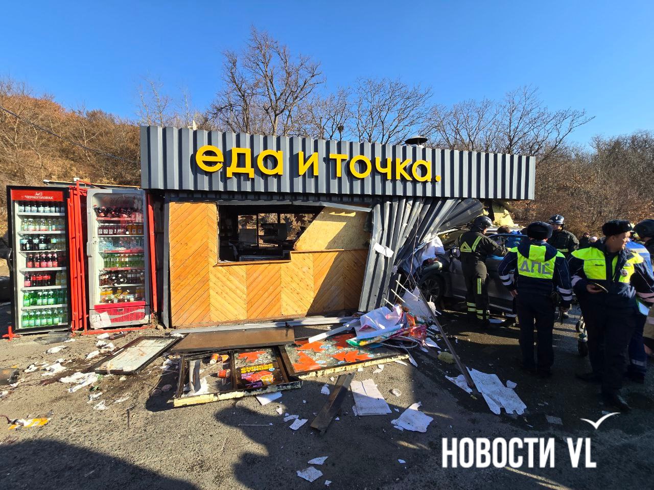 После аварии внутри пит-стопа возник небольшой пожар, его быстро потушили спасатели После аварии внутри пит-стопа возник небольшой пожар, его быстро потушили спасатели