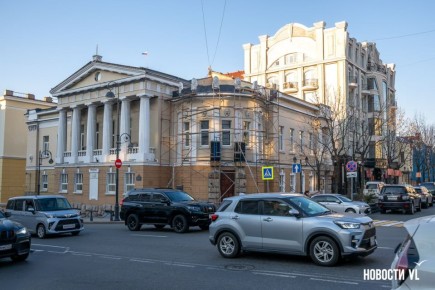 На тротуаре около здания бывшего японского консульства (Океанский проспект, 7) установили строительные леса