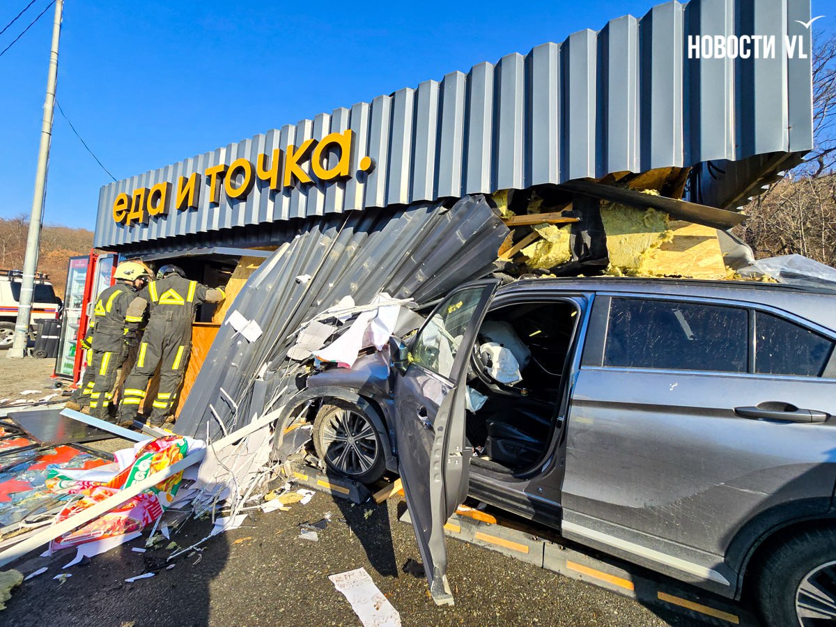 Сейчас водитель с компрессионным переломом позвоночника и вывихами плечевых суставов, а также одна из пострадавших женщин в состоянии средней тяжести находятся в отделении травматологии Владивостокской клинической больницы №...