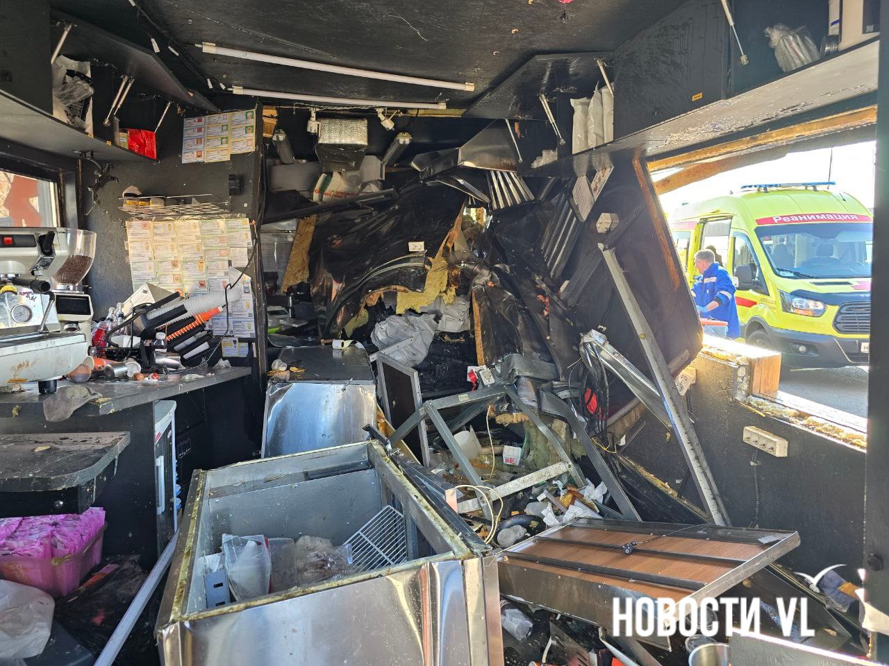 После аварии внутри пит-стопа возник небольшой пожар, его быстро потушили спасатели После аварии внутри пит-стопа возник небольшой пожар, его быстро потушили спасатели