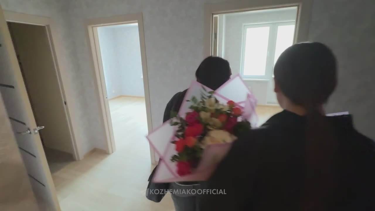 Олег Кожемяко: С новосельем!. Впереди у этих ребят приятные хлопоты по обустройству домашнего уюта