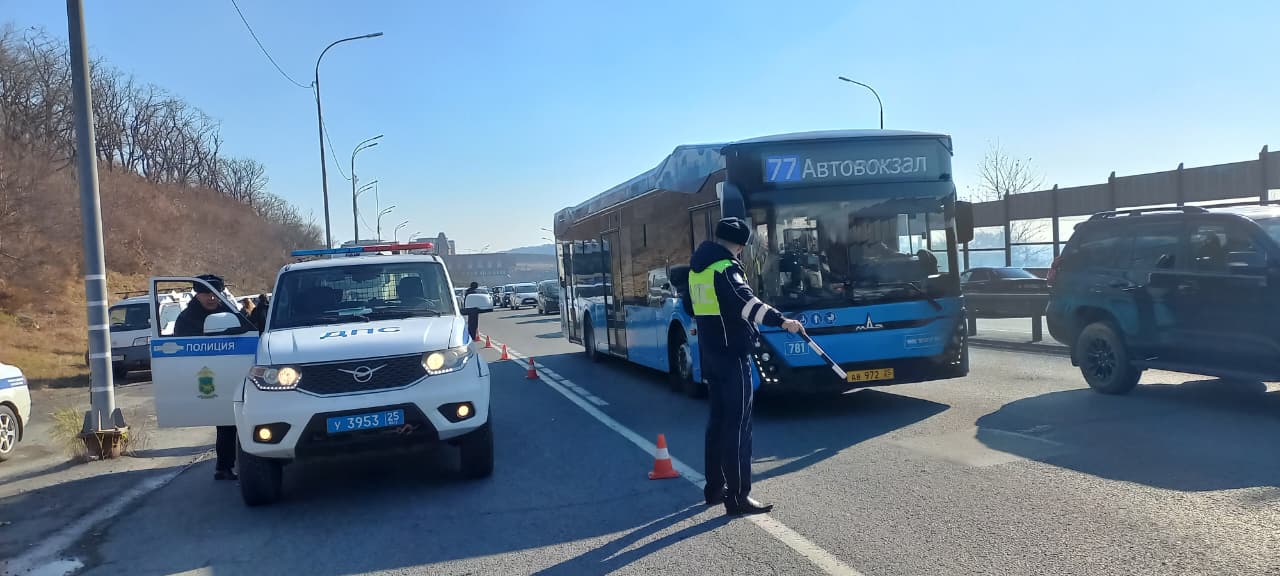 Госавтоинспекция работает на месте смертельного ДТП во Владивостоке Госавтоинспекция работает на месте смертельного ДТП во Владивостоке