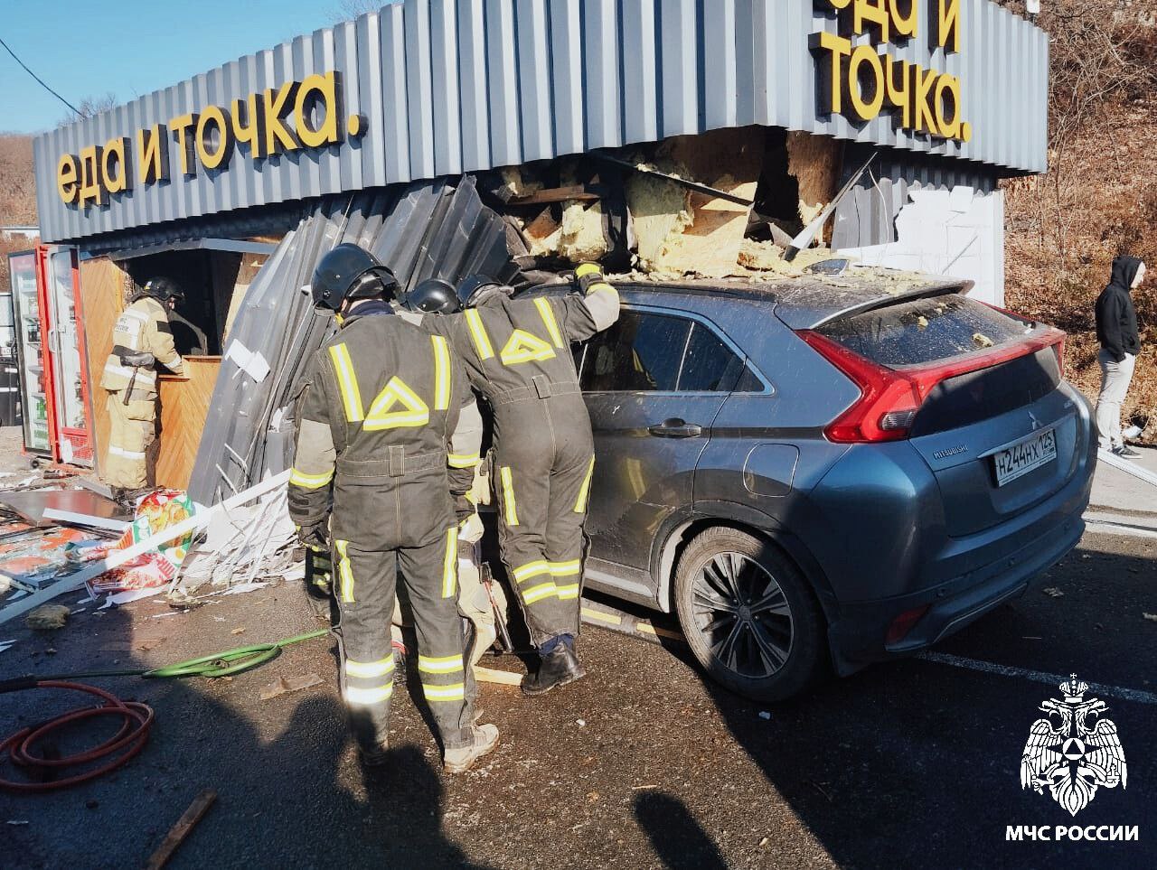 Иномарка на огромной скорости снесла придорожное кафе во Владивостоке, один челок погиб, несколько пострадали, сообщили в МЧС Иномарка на огромной скорости снесла придорожное кафе во Владивостоке, один челок погиб, несколько пострадали, сообщили в МЧС