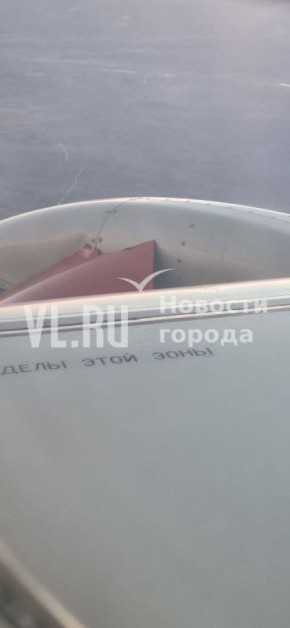 Во время рейса из Владивостока в Благовещенск на самолёте SSJ100 произошло ЧП. Во время взлёта на глазах у пассажиров на правом двигателе открылся капот и через несколько секунд оторвался