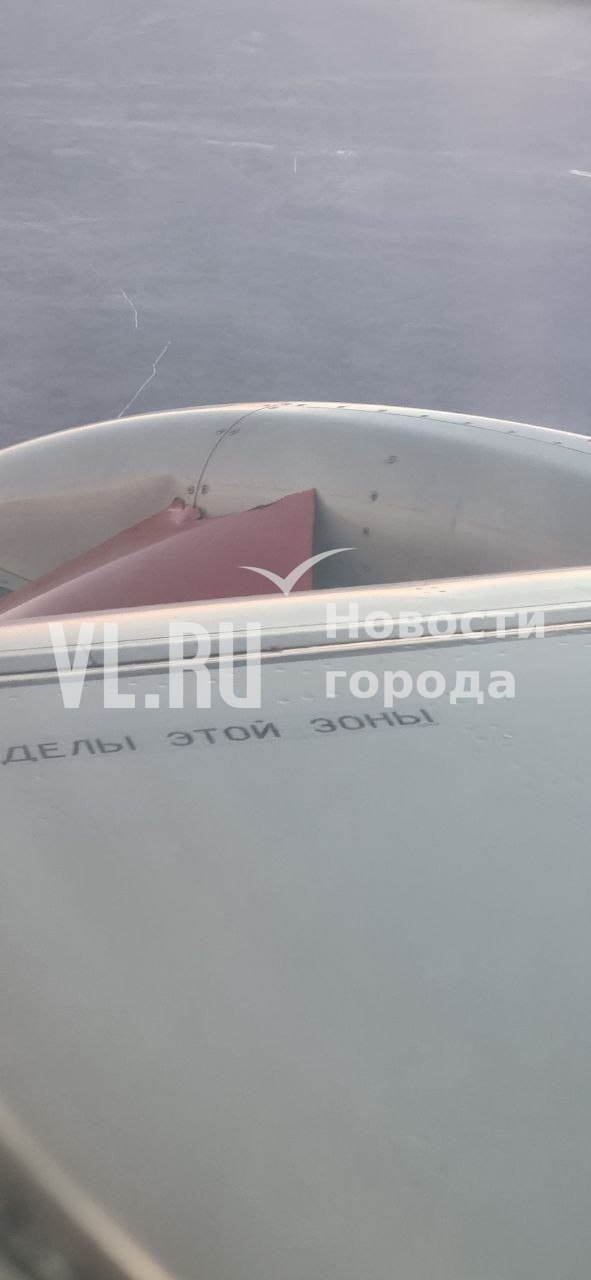 Во время рейса из Владивостока в Благовещенск на самолёте SSJ100 произошло ЧП. Во время взлёта на глазах у пассажиров на правом двигателе открылся капот и через несколько секунд оторвался