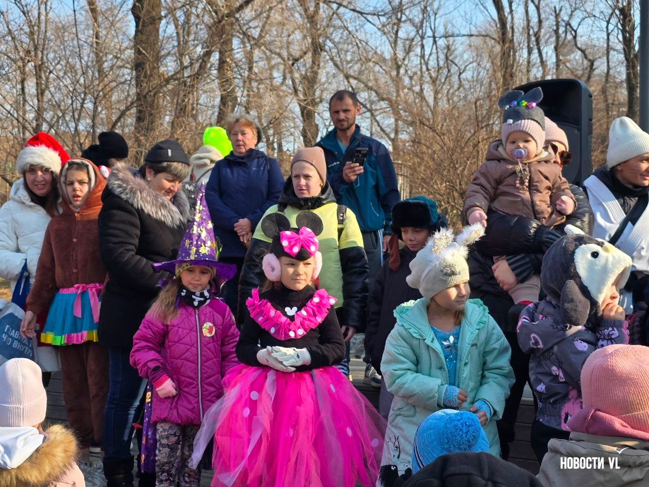 Сегодня в Нагорном парке отмечают День рождения Деда Мороза – в середине ноября из колонок играют новогодние песни, детей развлекают снеговики, зайчики и Чебурашка, предлагают принять участие в эстафете, порисовать или... Сегодня в Нагорном парке отмечают День рождения Деда Мороза – в середине ноября из колонок играют новогодние песни, детей развлекают снеговики, зайчики и Чебурашка, предлагают принять участие в эстафете, порисовать или...