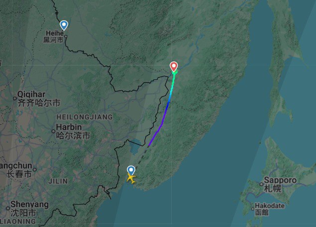 Во время рейса из Владивостока в Благовещенск на самолёте SSJ100 произошло ЧП. Во время взлёта на глазах у пассажиров на правом двигателе открылся капот и через несколько секунд оторвался Во время рейса из Владивостока в Благовещенск на самолёте SSJ100 произошло ЧП. Во время взлёта на глазах у пассажиров на правом двигателе открылся капот и через несколько секунд оторвался
