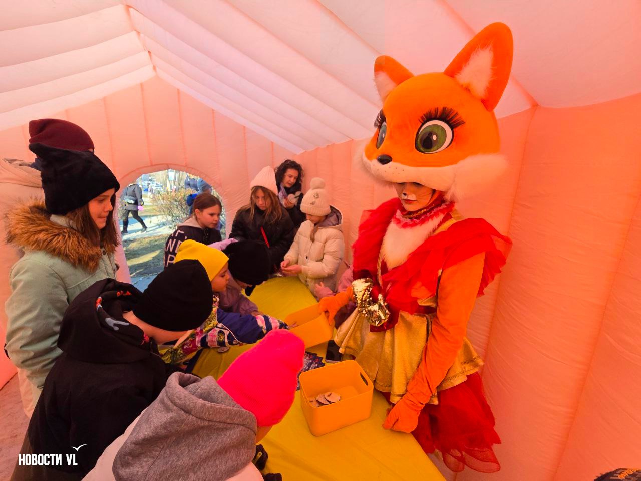 Сегодня в Нагорном парке отмечают День рождения Деда Мороза – в середине ноября из колонок играют новогодние песни, детей развлекают снеговики, зайчики и Чебурашка, предлагают принять участие в эстафете, порисовать или...