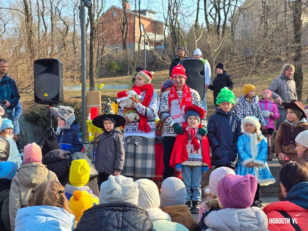 Сегодня в Нагорном парке отмечают День рождения Деда Мороза – в середине ноября из колонок играют новогодние песни, детей развлекают снеговики, зайчики и Чебурашка, предлагают принять участие в эстафете, порисовать или... Сегодня в Нагорном парке отмечают День рождения Деда Мороза – в середине ноября из колонок играют новогодние песни, детей развлекают снеговики, зайчики и Чебурашка, предлагают принять участие в эстафете, порисовать или...