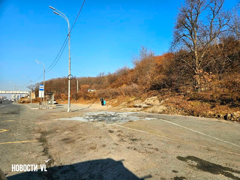 На месте пит-стопа «Еда и Точка» на Катерной, в который вчера врезался автомобиль и убил сотрудницу, теперь остался только пустырь На месте пит-стопа «Еда и Точка» на Катерной, в который вчера врезался автомобиль и убил сотрудницу, теперь остался только пустырь