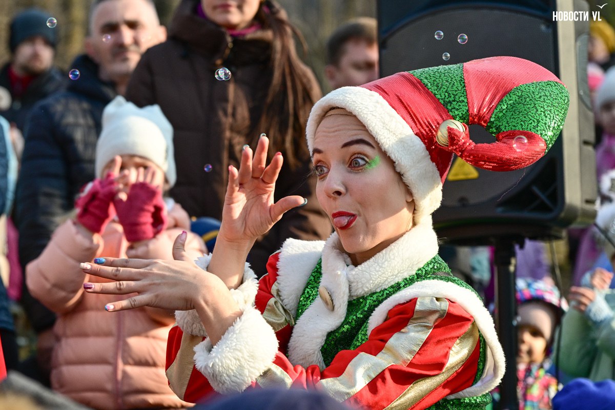 Квесты, конкурс костюмов и танцевальный флешмоб: в середине ноября в Нагорном парке отметили День рождения Деда Мороза Квесты, конкурс костюмов и танцевальный флешмоб: в середине ноября в Нагорном парке отметили День рождения Деда Мороза