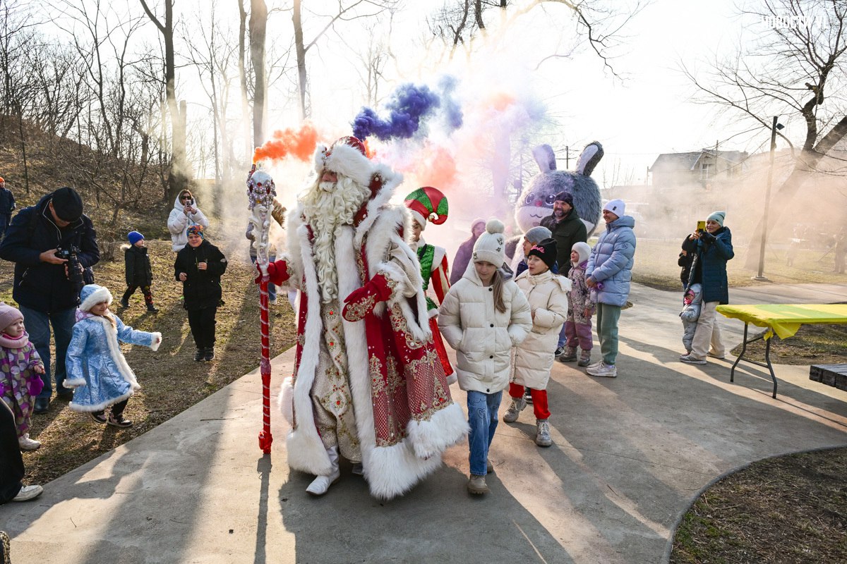 Квесты, конкурс костюмов и танцевальный флешмоб: в середине ноября в Нагорном парке отметили День рождения Деда Мороза Квесты, конкурс костюмов и танцевальный флешмоб: в середине ноября в Нагорном парке отметили День рождения Деда Мороза