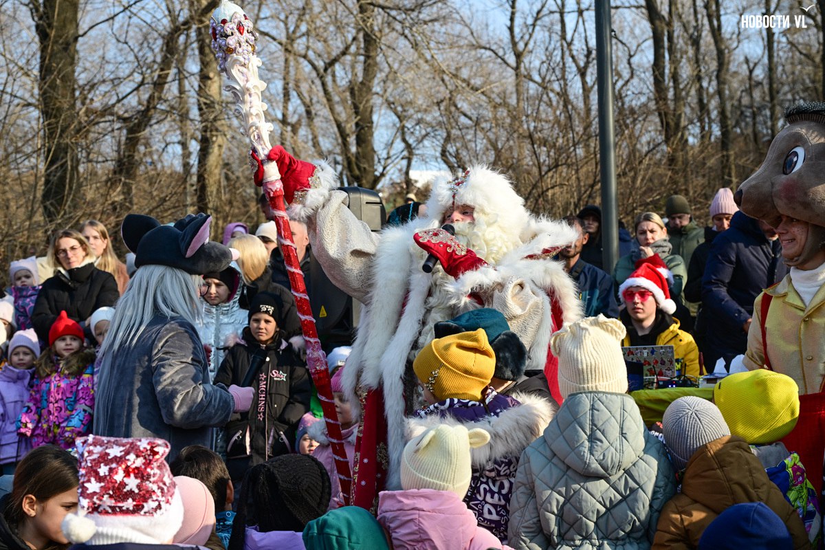 День рождения Деда Мороза в календаре отмечен 18 ноября, но праздновать и веселиться и раньше, и позже никто не запрещает, несмотря на тёплую погоду и отсутствие снега