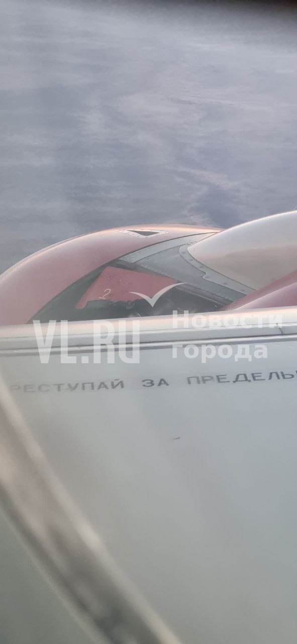 Во время рейса из Владивостока в Благовещенск на самолёте SSJ100 произошло ЧП. Во время взлёта на глазах у пассажиров на правом двигателе открылся капот и через несколько секунд оторвался Во время рейса из Владивостока в Благовещенск на самолёте SSJ100 произошло ЧП. Во время взлёта на глазах у пассажиров на правом двигателе открылся капот и через несколько секунд оторвался