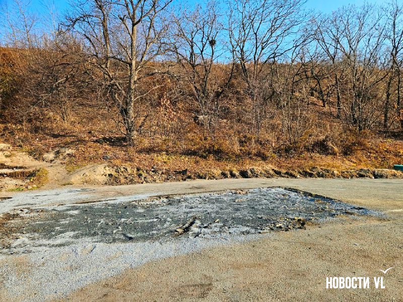 На месте пит-стопа «Еда и Точка» на Катерной, в который вчера врезался автомобиль и убил сотрудницу, теперь остался только пустырь На месте пит-стопа «Еда и Точка» на Катерной, в который вчера врезался автомобиль и убил сотрудницу, теперь остался только пустырь